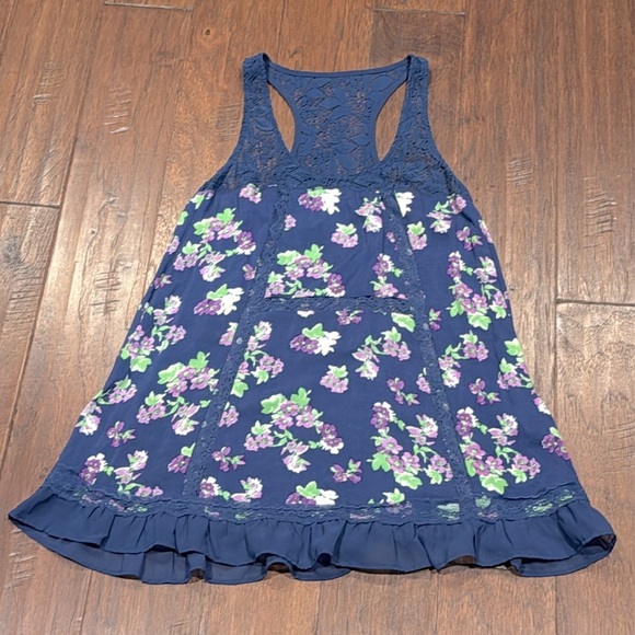 Medium Floral Blue Sleeveless Top - Picture 15 of 15